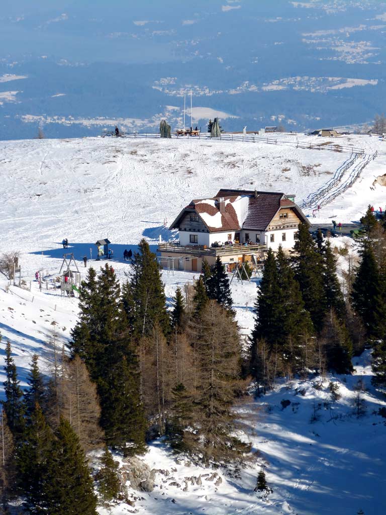 raststaette auf dem dobratsch im winter