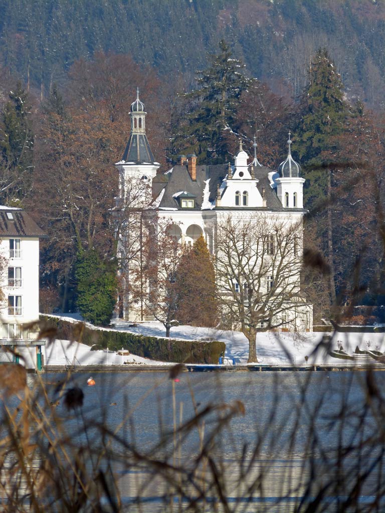 schloss mit tuermen am ossiacher see