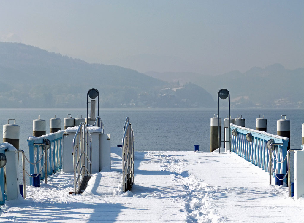 steg mit schnee ossiacher see