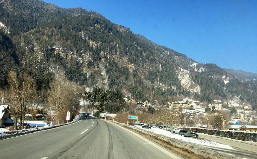 straße und berge am ossiacher see