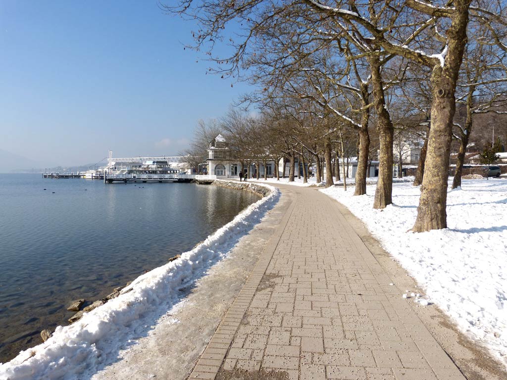 weg am ossiacher see bei sonnenschein