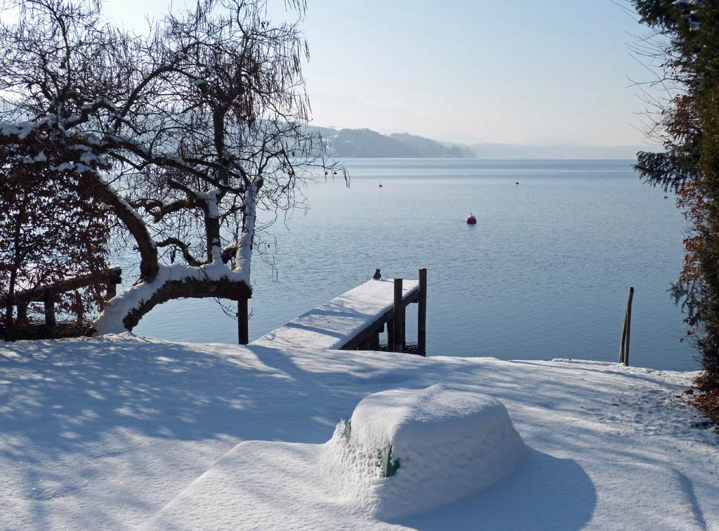 zugeschneiter rasen am ossiacher see