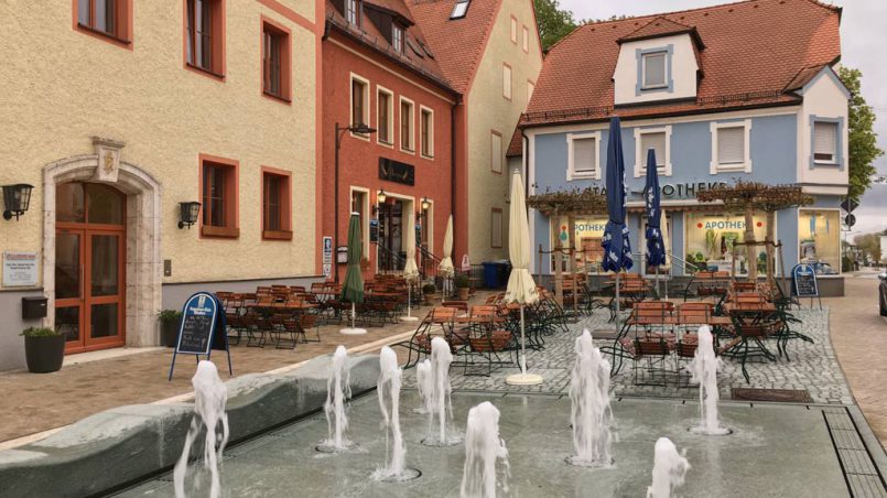 Fontänen vor bunten Häusern in Neustadt an der Donau