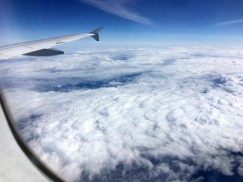Wolkendecke aus Flugzeugfenster