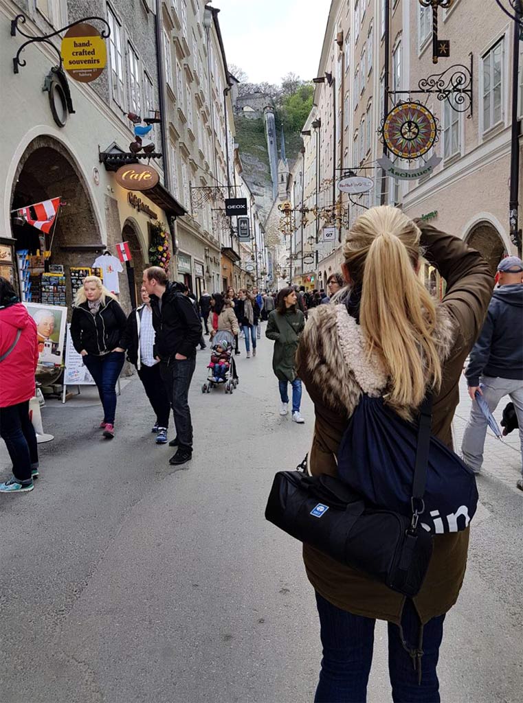 Frau fotografiert Getreidegasse