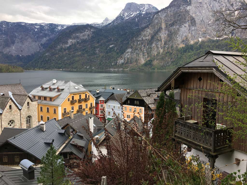 haeuser balkon berge hallstatt