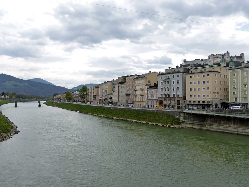 Häuser Flussufer Salzburg