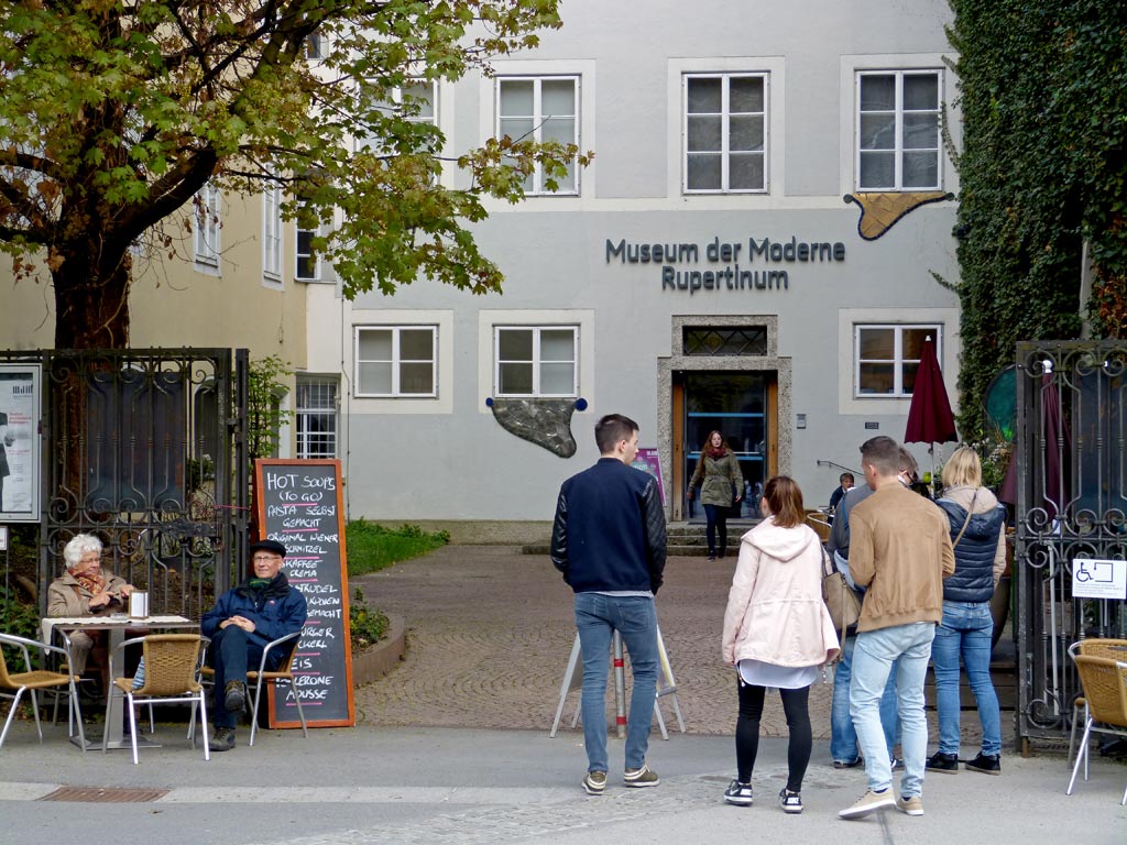 Museum Eingang Menschen DomQuartier 