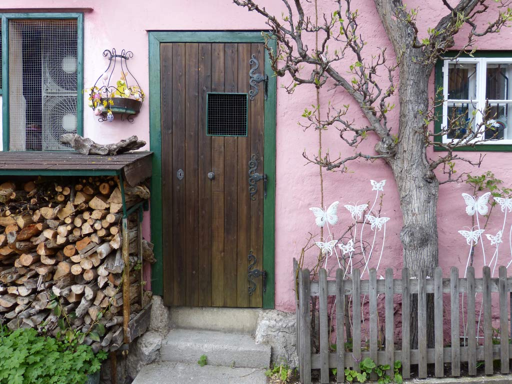 rosa haus mit holzzaun hallstatt