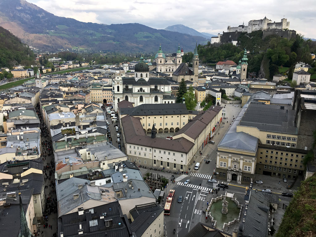 Innenstadt Salzburg mit Häusern und Festung