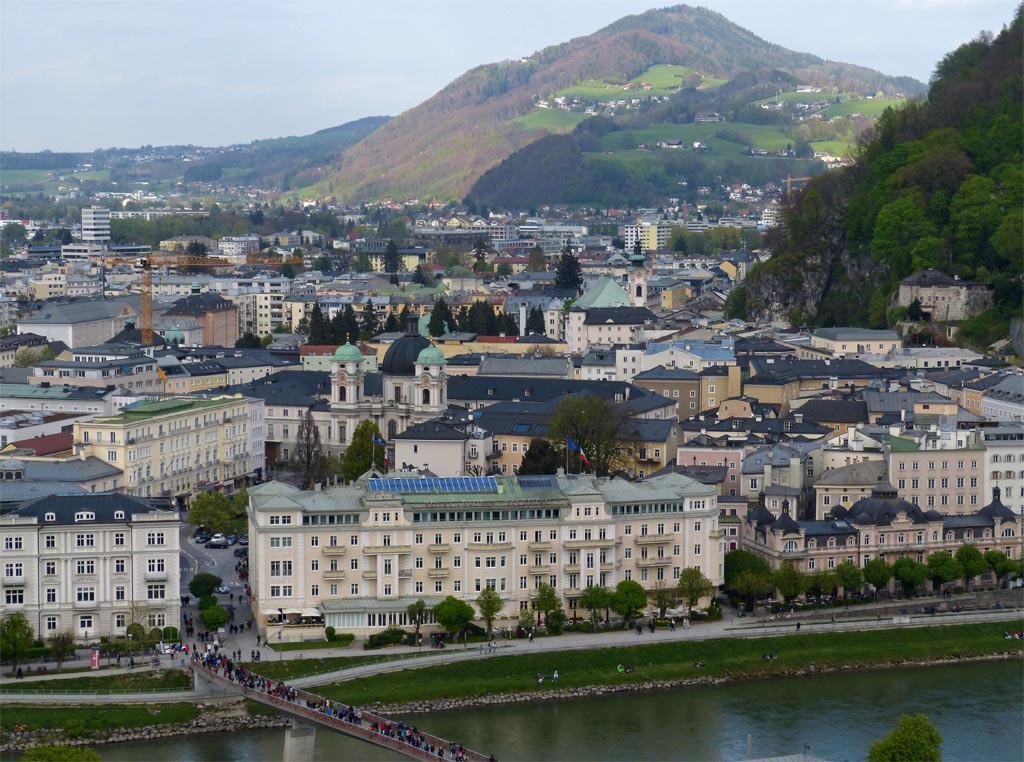 Fluss und Häuserfront in Salzburg