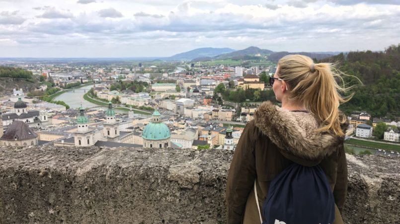 Frau blick auf Salzburg