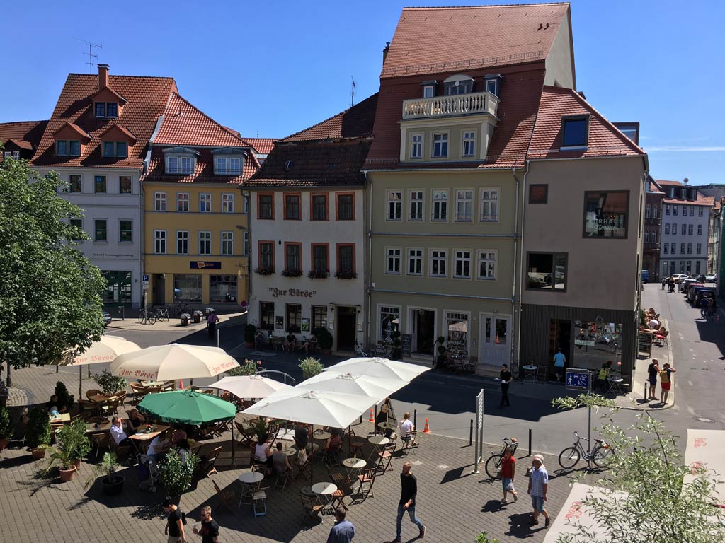 Bunte Häuser Sonnenschirme in Erfurt