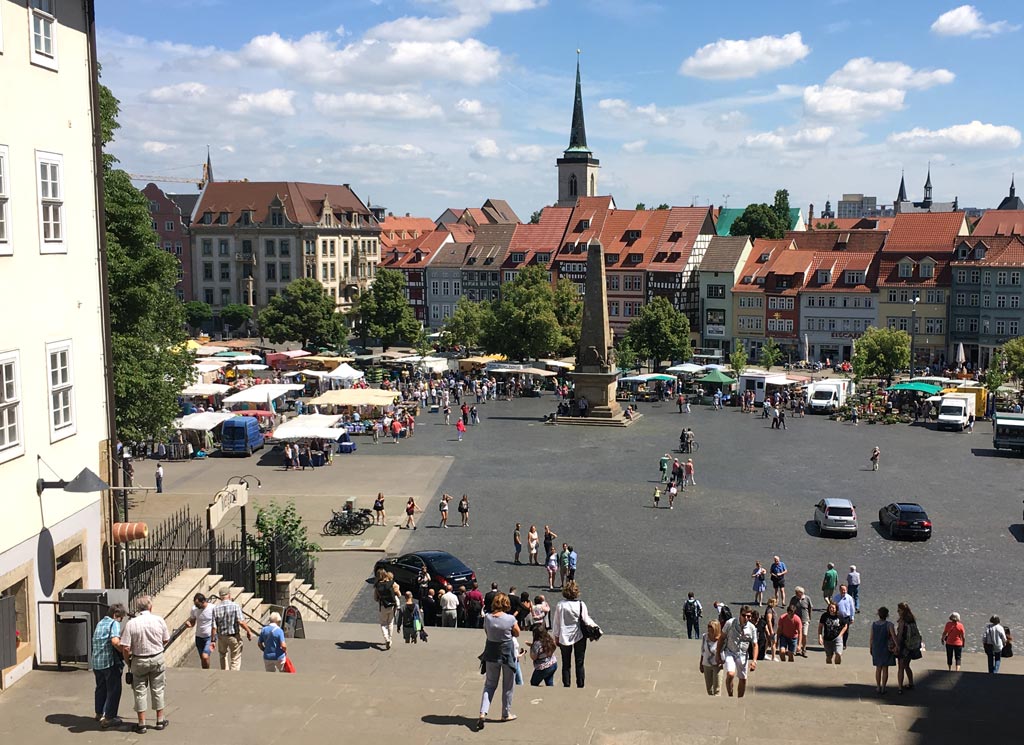 Domplatz Erfurt blauer Himmel