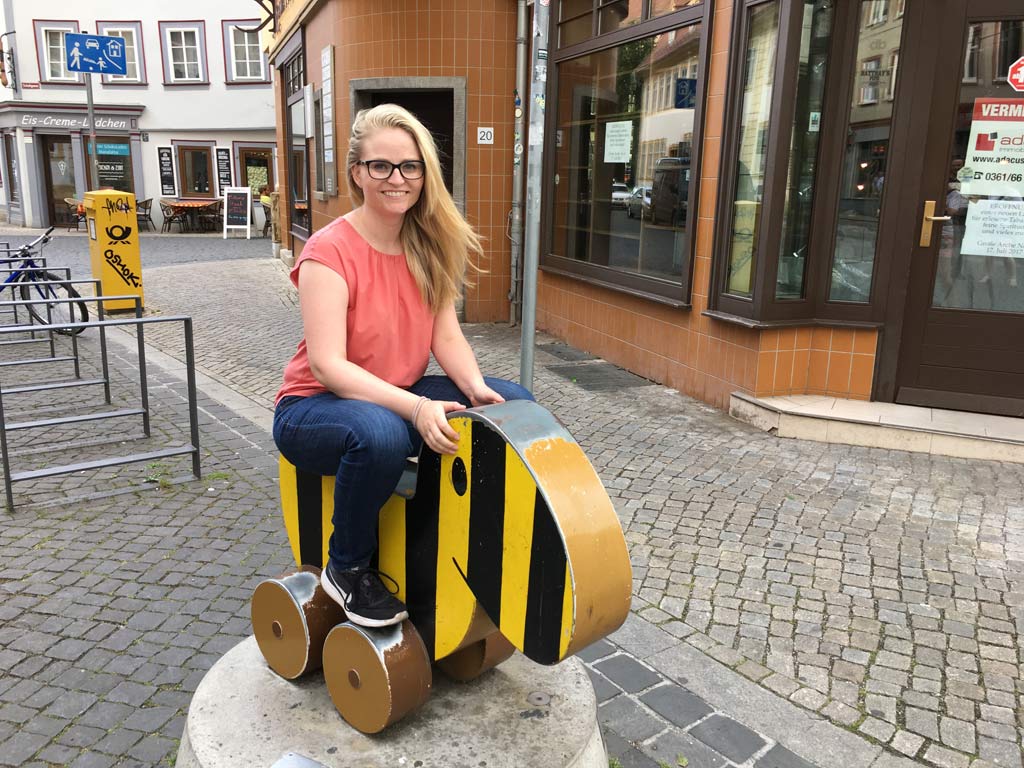 Frau sitzt auf Tigerente in Erfurt