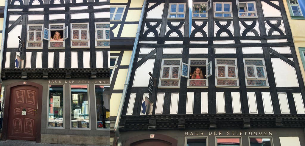 Frau schaut aus Fenster Krämerbrücke Erfurt