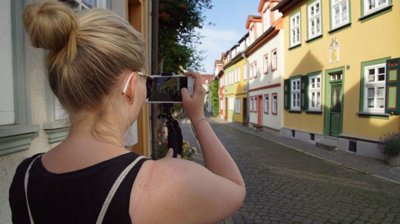 Frau bunte Häuser Erfurt