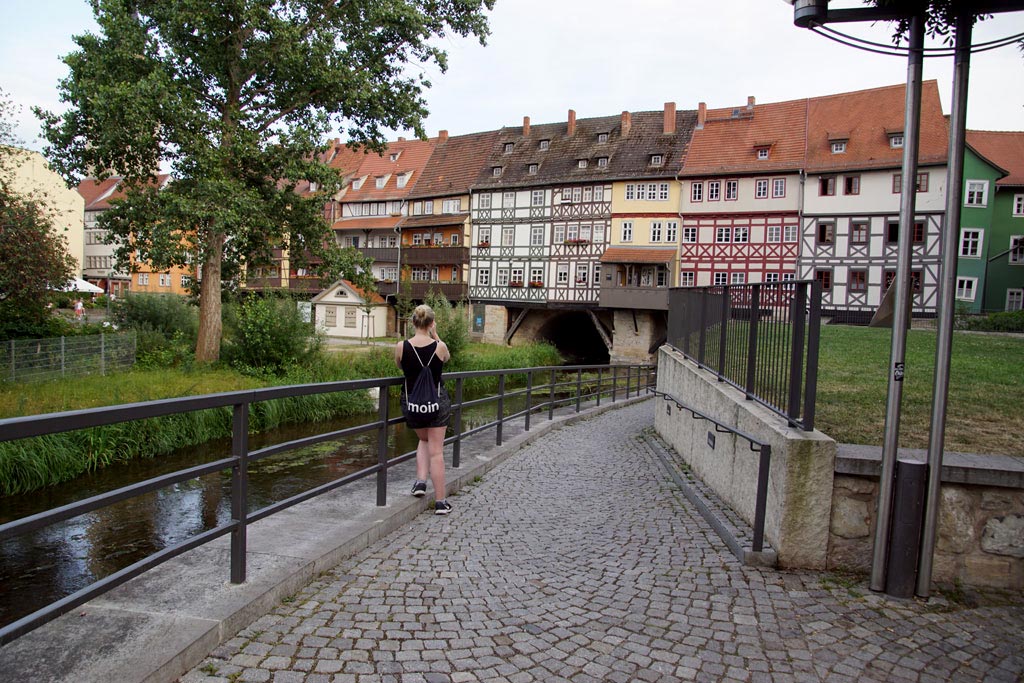 Frau fotografiert Krämerbrücke Erfurt