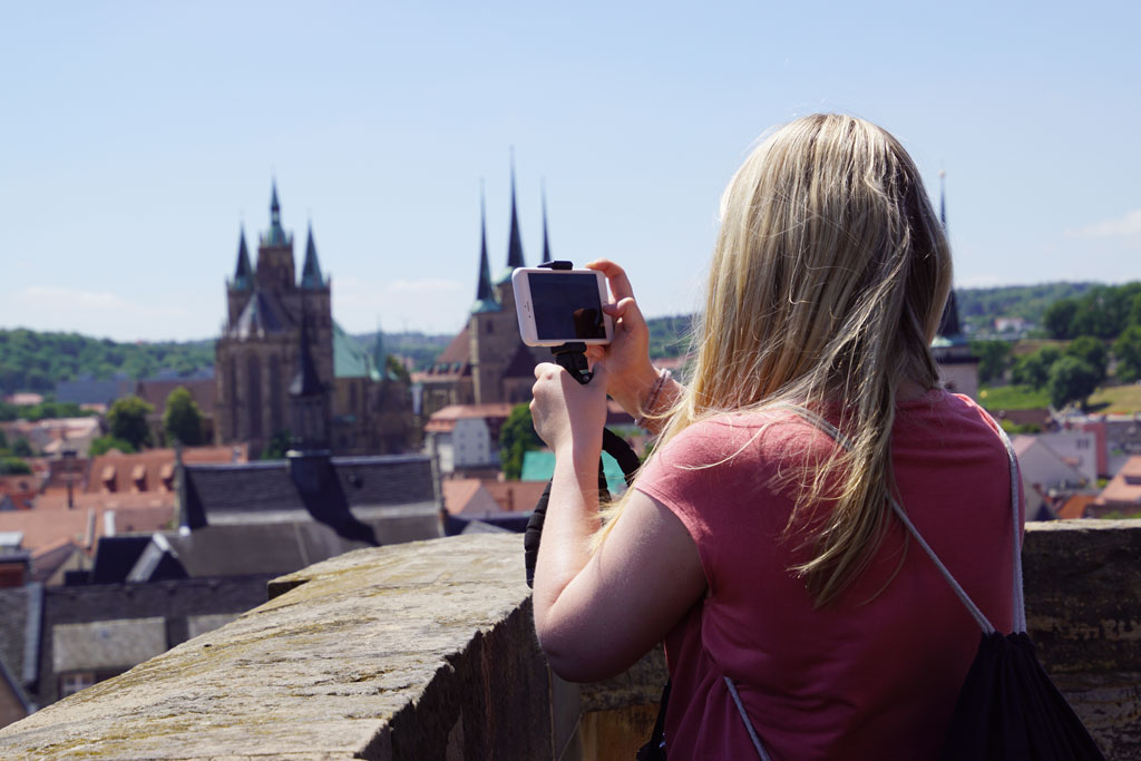 Frau fotografiert Dom Erfurt von oben