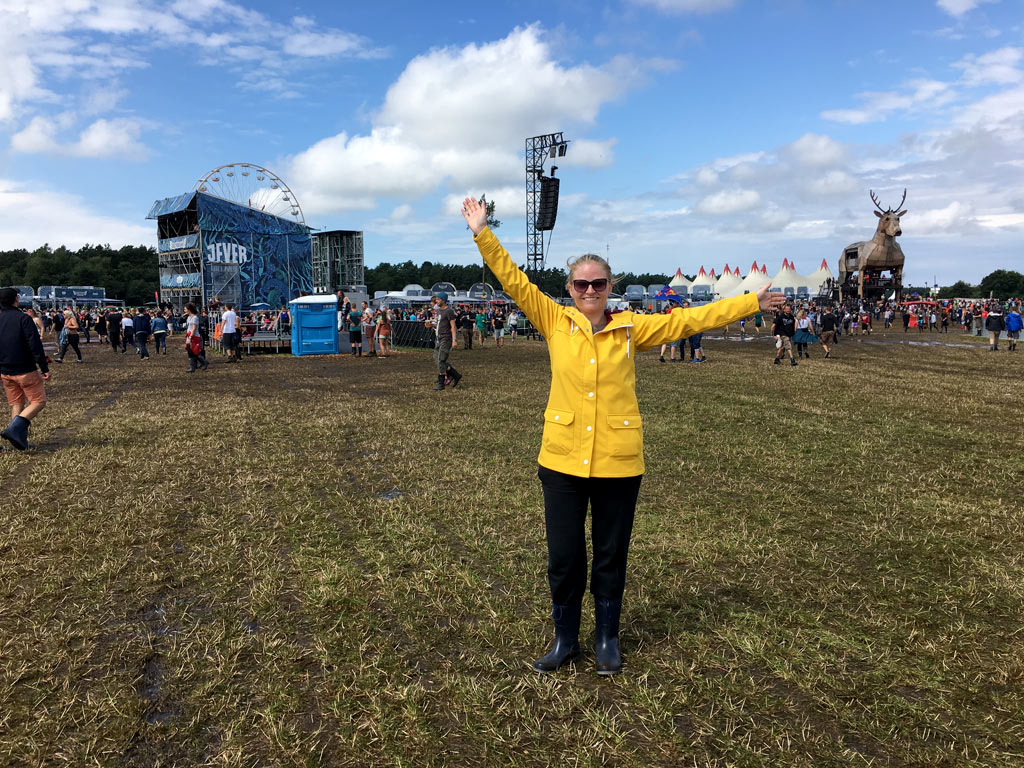 Frau gelbe Regenjacke auf Festival