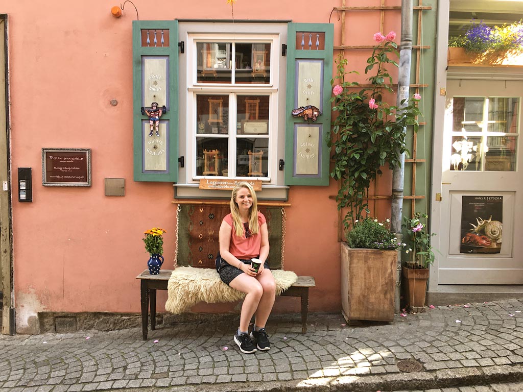 Frau Sitzbank roa Haus Krämerbrücke Erfurt