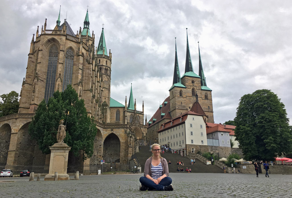 Frau sitzt Domplatz Erfurt