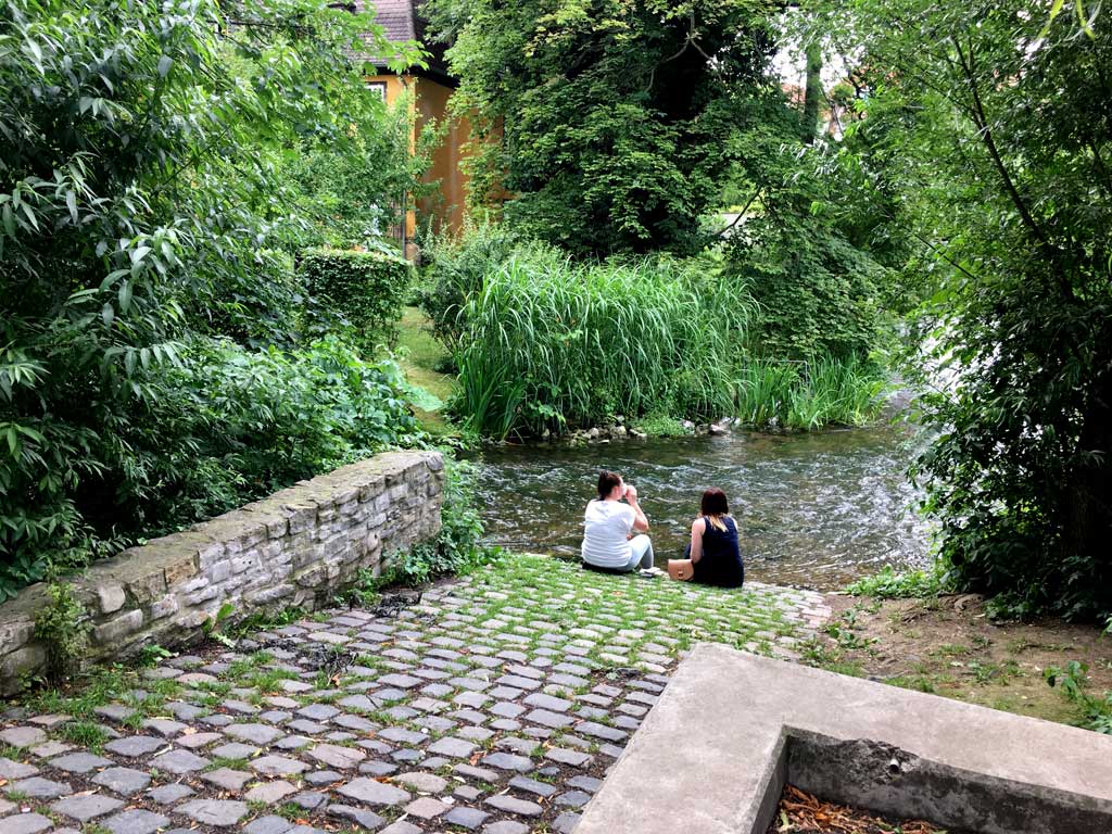 Frauen sitzen Bach Park Erfurt