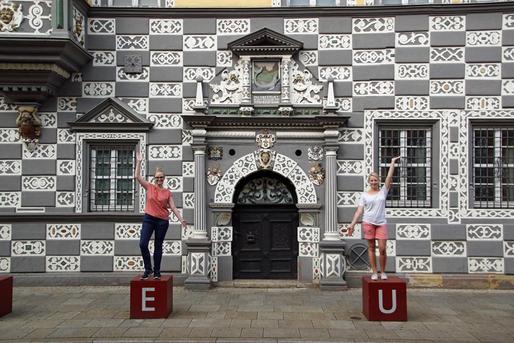 Frauen Statue Hauswand Erfurt