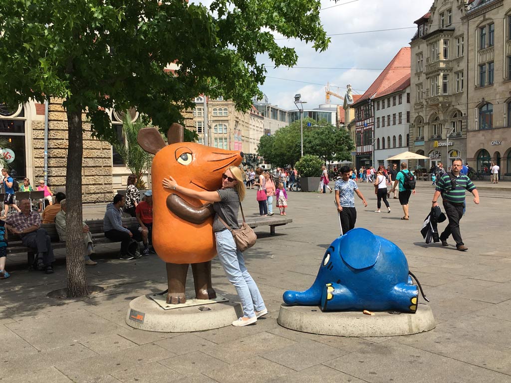 Frau umarmt Maus in Erfurt