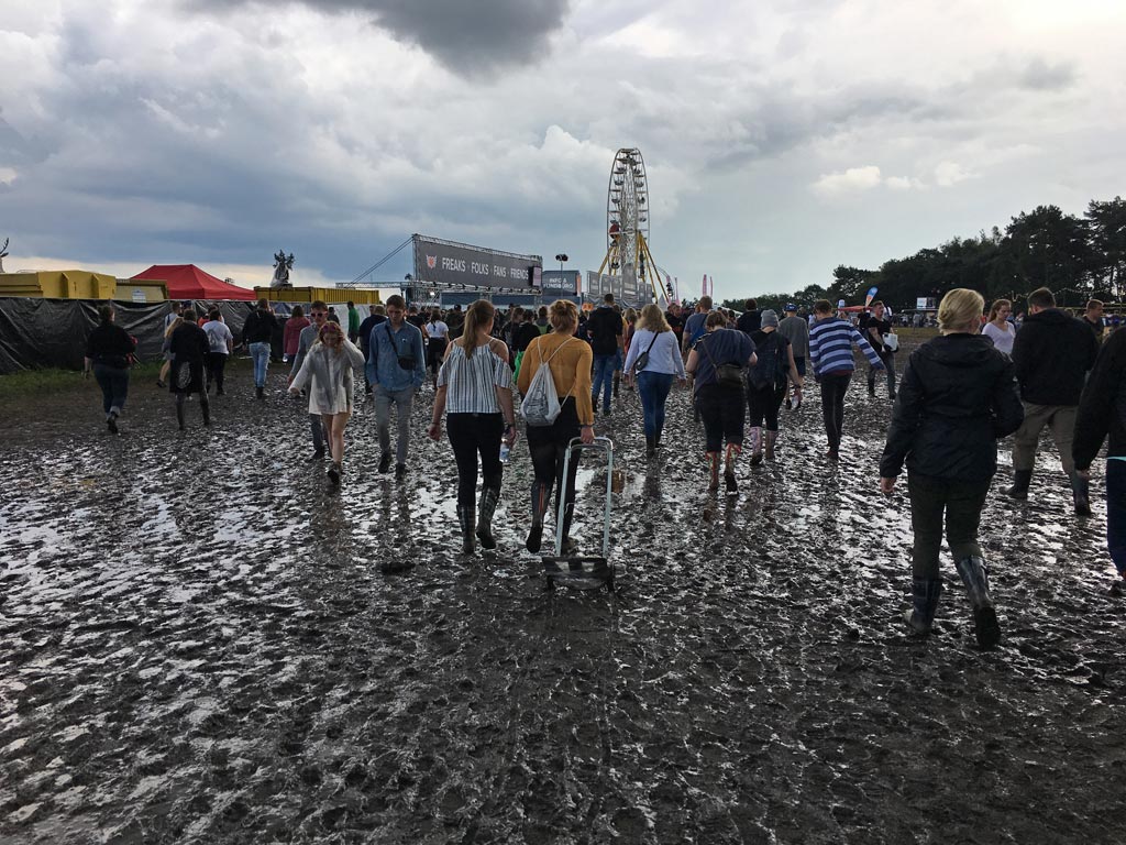 Menschen Matsch Festival Weg