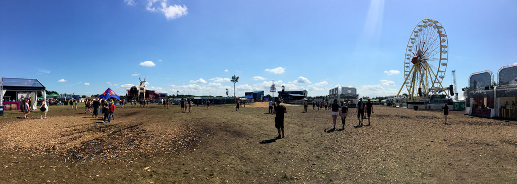 Panorama Festival Wiese blauer Himmel