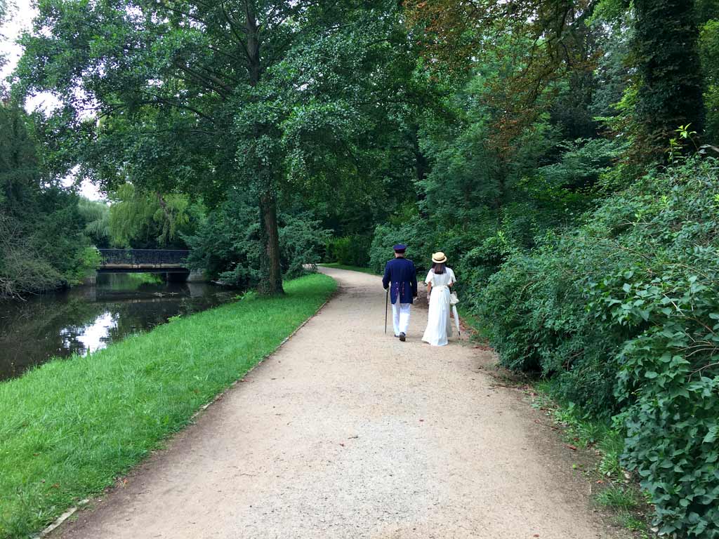 Pärchen spaziert im Potsdam Schlosspark