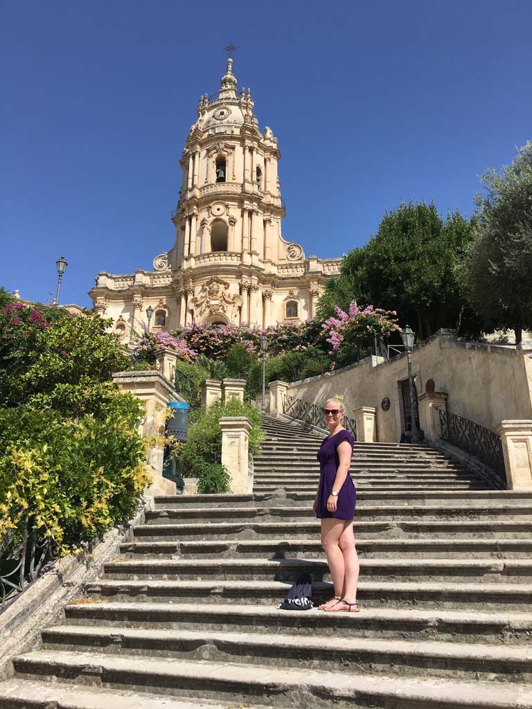 Frau Treppe Kirche Modica