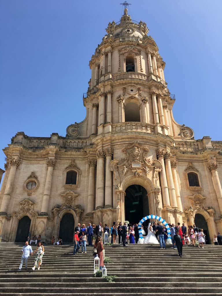 Kirche Hochzeit Brautpaar Modica