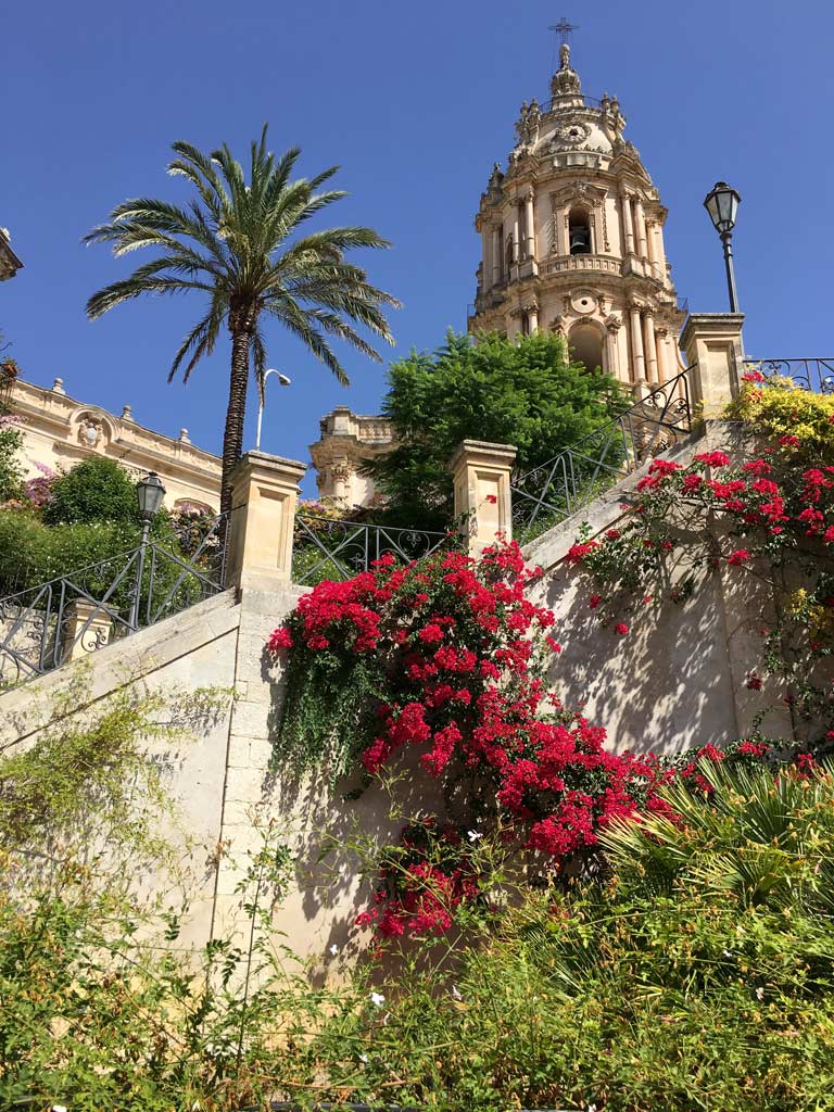 Kirche Modica Blumen bunt