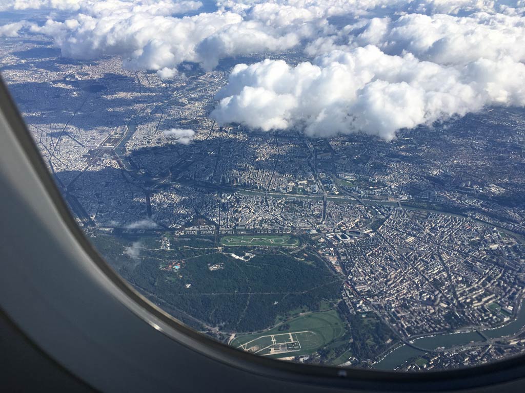 Paris von oben aus Flugzeug fotografiert