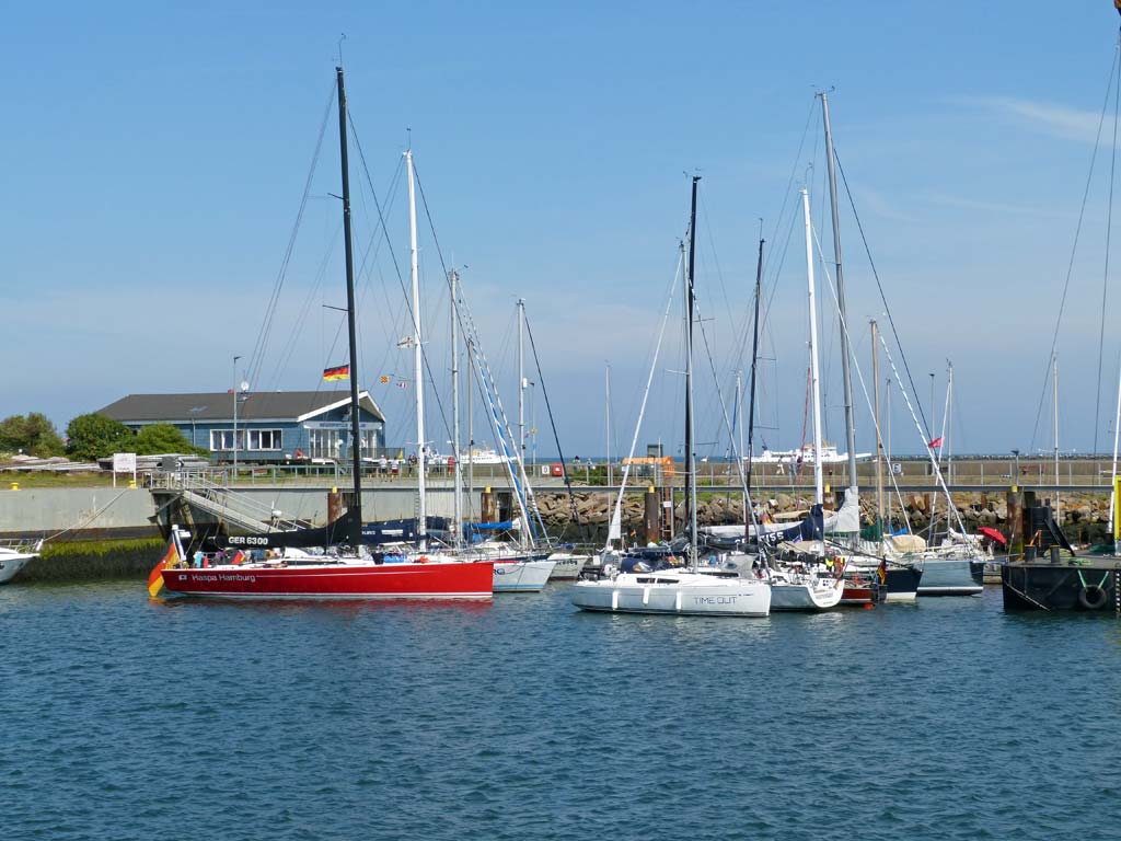 helgoland-hafen-schiffe