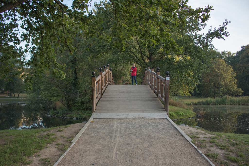 leipzig-park-bruecke-frau