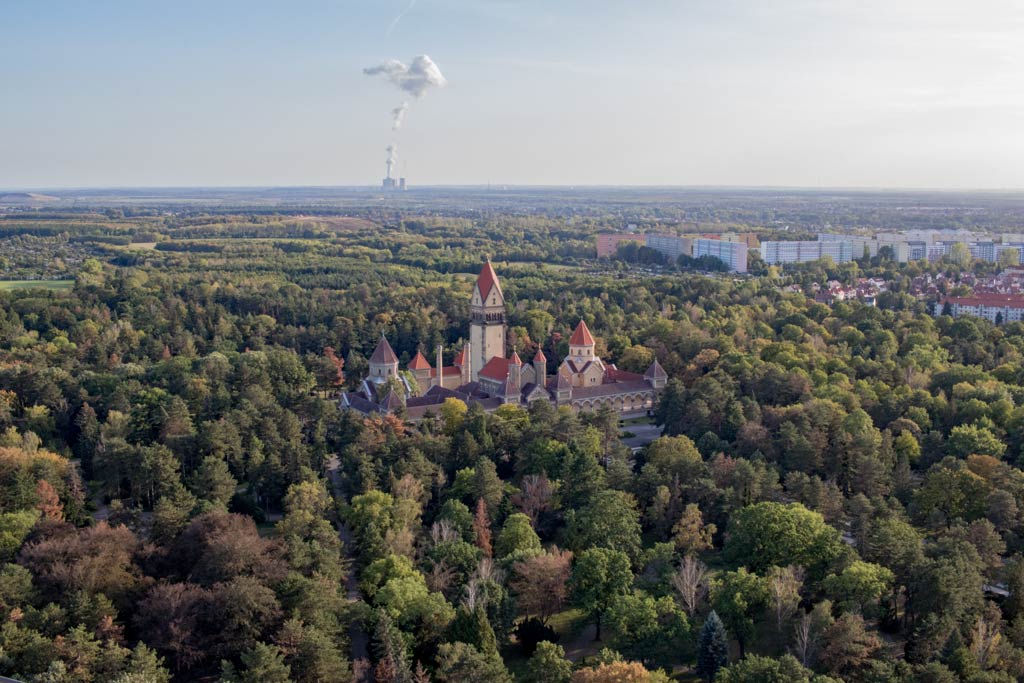 voelkerschlachtdenkmal-leipzig-aussicht-auf-krematorium