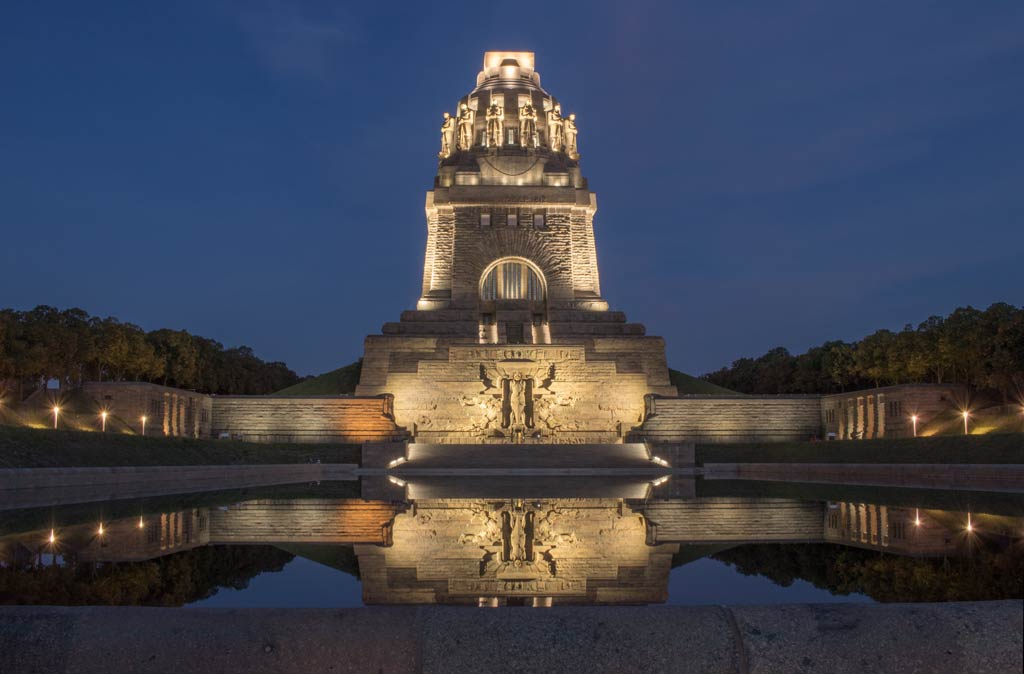 voelkerschlachtdenkmal-leipzig-bei-nacht