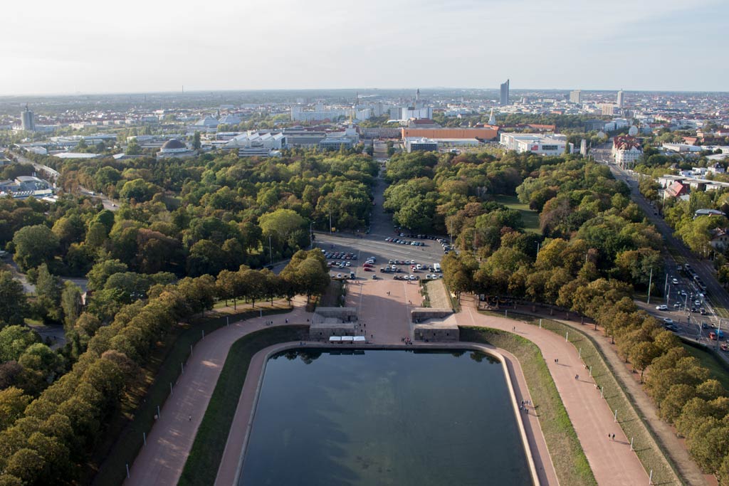 voelkerschlachtdenkmal-leipzig-blick-auf-wasserbecken